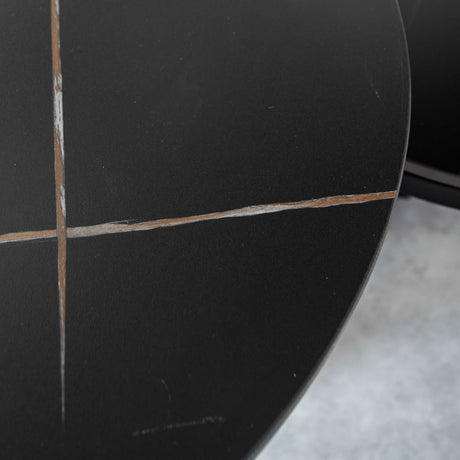 Sofabord Brady Black Dimehouse Sort LxBxH 80x80x11 Sintret sten Atmosfærisk fotodetalje