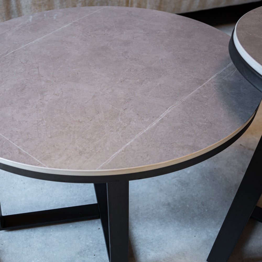 Sofabord Tanner Grey Dimehouse Grå LxBxH 80x80x18 Sintret sten Atmosfærisk fotodetalje