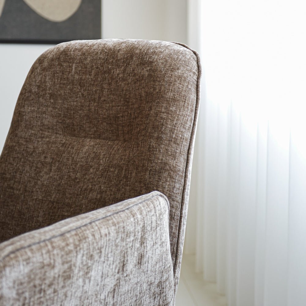 Nela spisestuestol Dimehouse Taupe LxBxH 64x64x52 Stof Atmosfærisk fotodetalje
