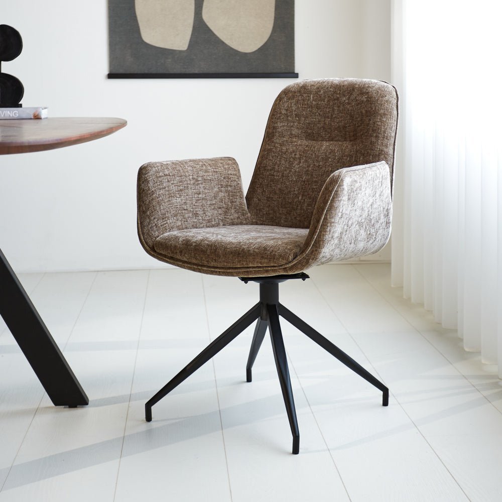 Nela spisestuestol Dimehouse Taupe LxBxH 64x64x52 Stof Atmosfærisk foto diagonalt set forfra