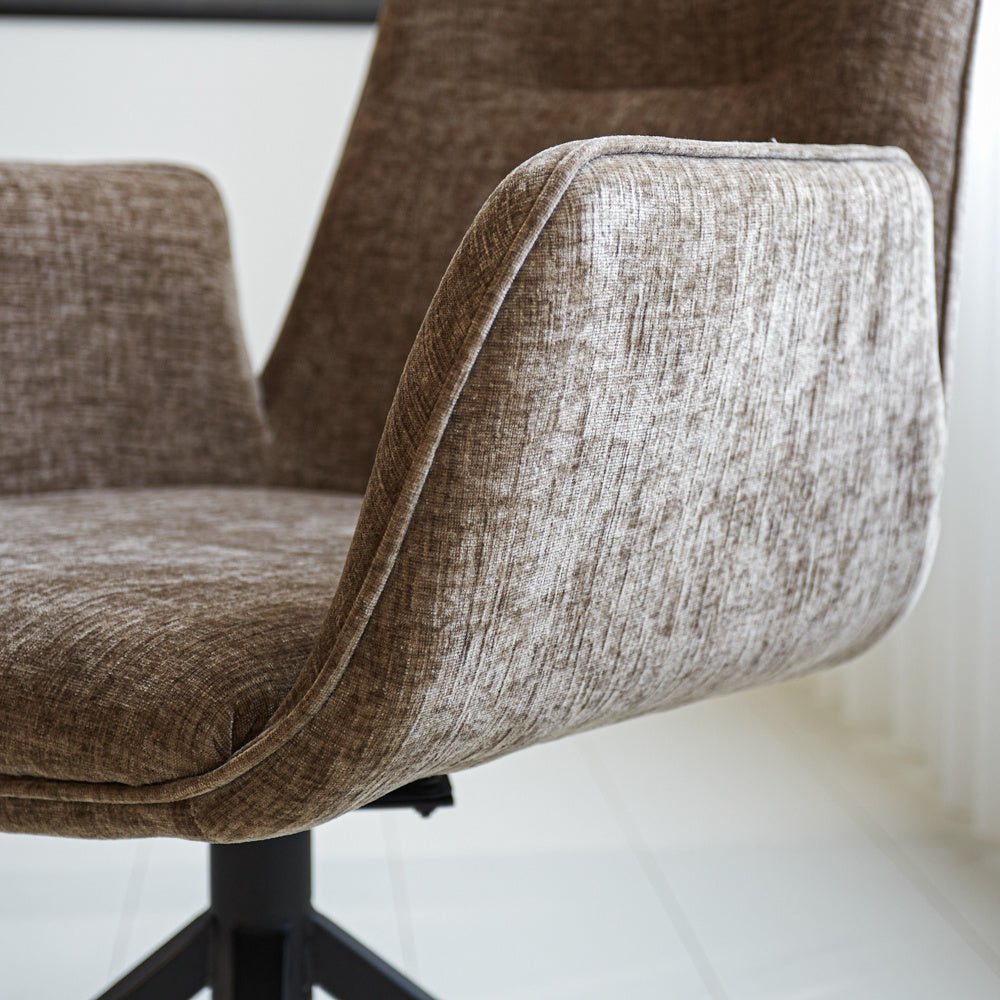 Nela spisestuestol Dimehouse Taupe LxBxH 64x64x52 Stof Atmosfære foto anderledes