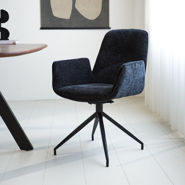 Nela spisestuestol Dimehouse Sort LxBxH 64x64x52 Stof Atmosfærisk foto diagonalt set forfra