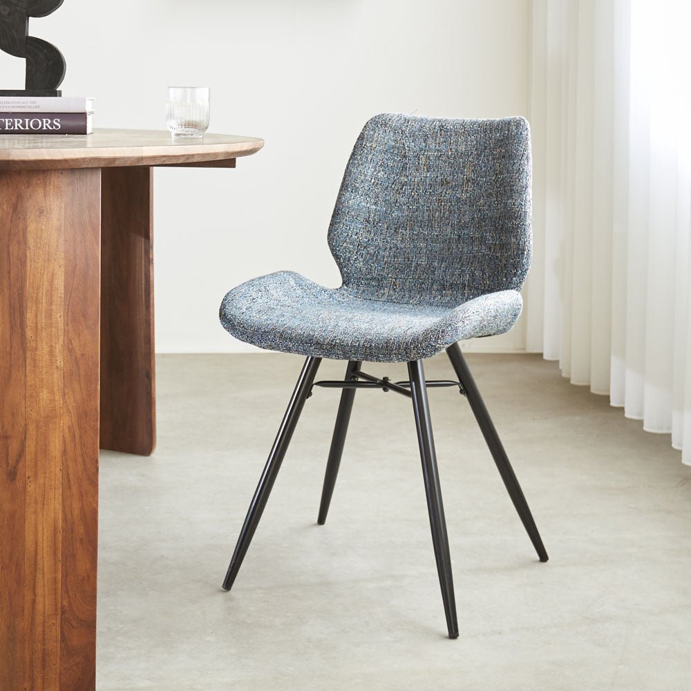 Spisestuestol Beau chenille Dimehouse Blå LxBxH 72x68x50 Stof Atmosfærisk foto diagonalt set forfra