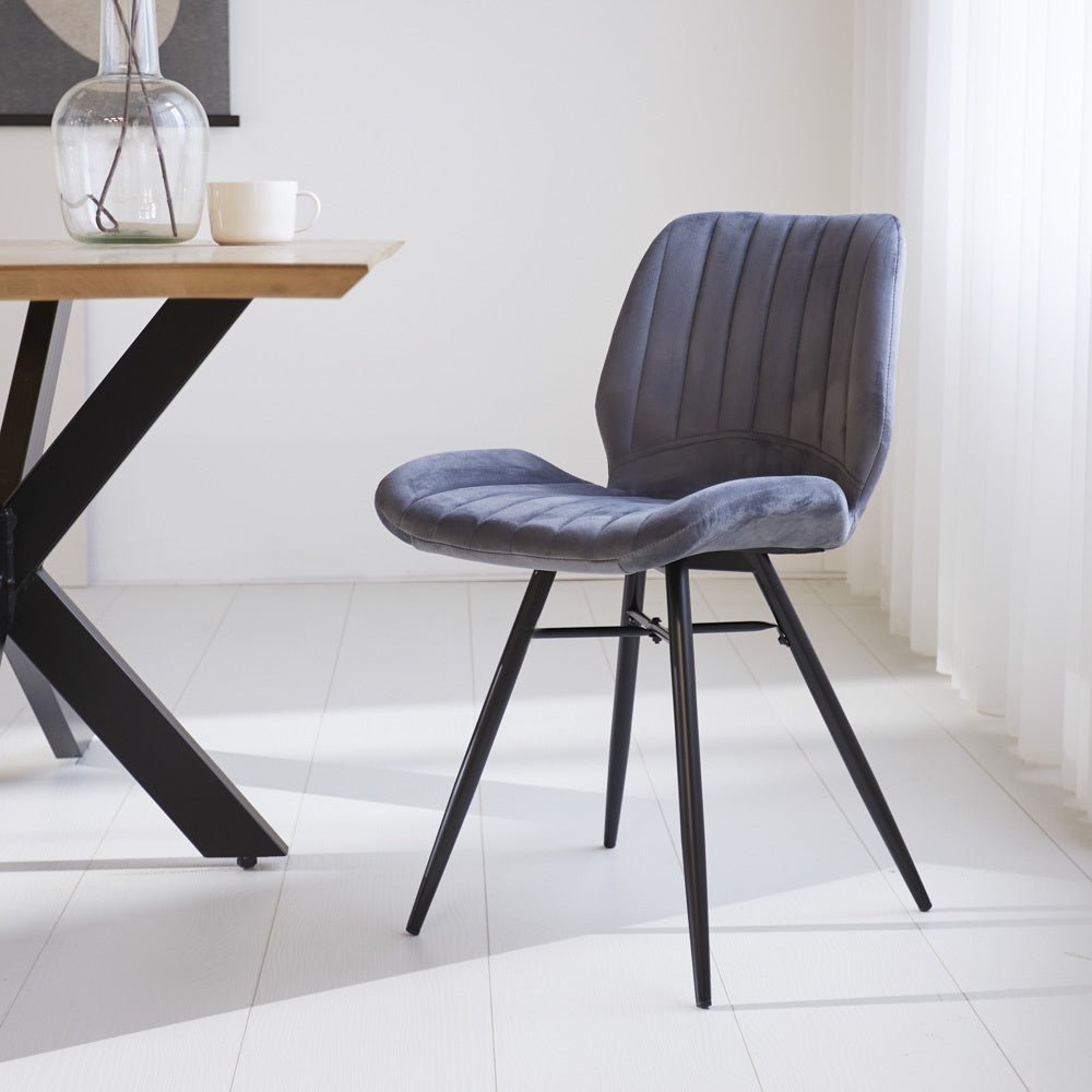 Spisestuestol Beau fløjl Dimehouse Antracit LxBxH 71x67x49 Stof Atmosfærisk foto diagonalt set forfra