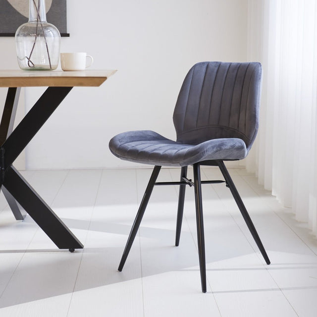 Spisestuestol Beau fløjl Dimehouse Antracit LxBxH 71x67x49 Stof Atmosfærisk foto diagonalt set forfra
