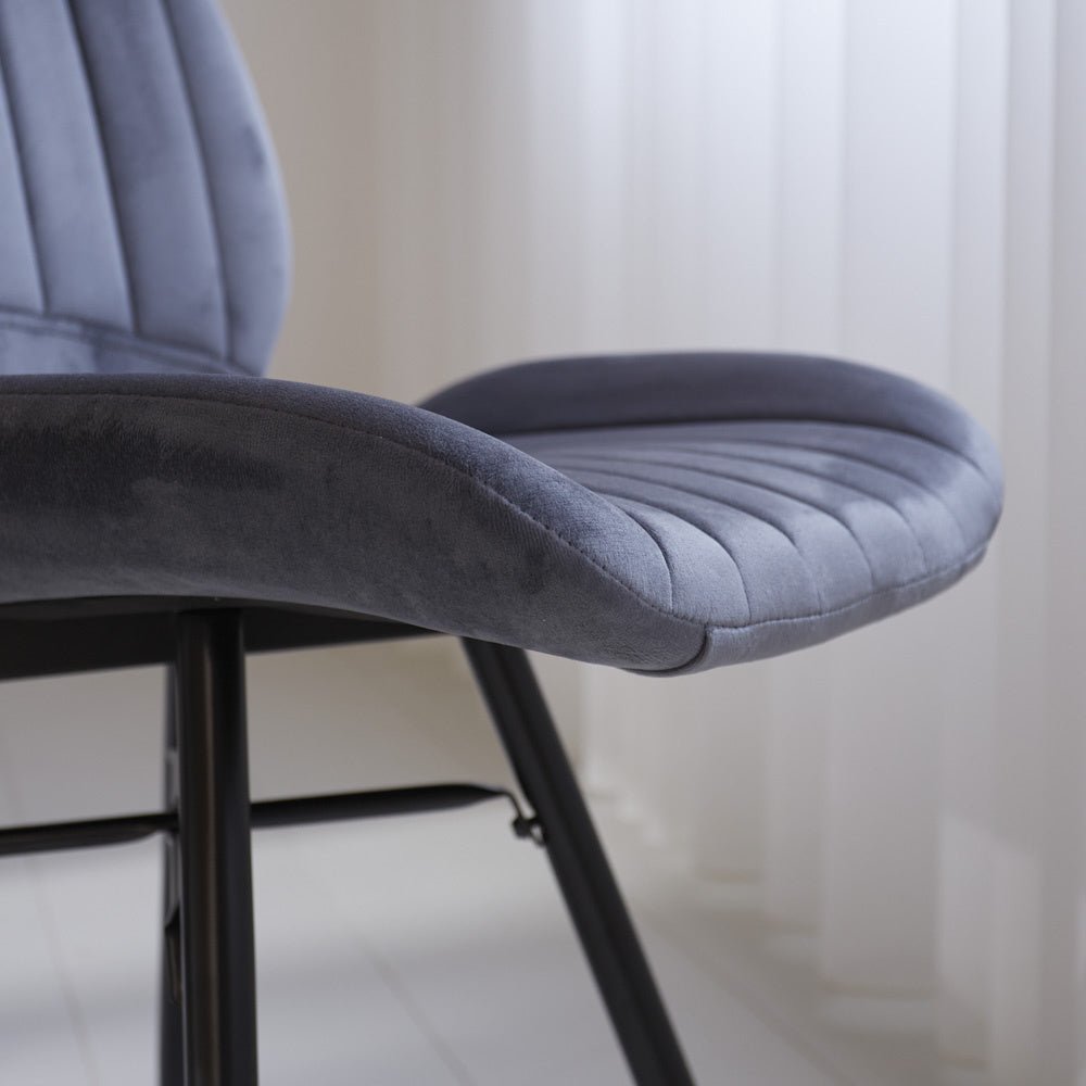 Spisestuestol Beau fløjl Dimehouse Antracit LxBxH 71x67x49 Stof Atmosfærisk fotodetalje