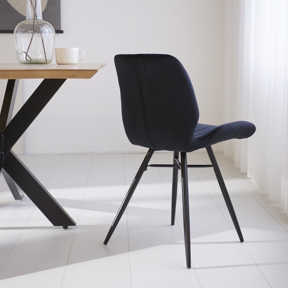 Spisestuestol Beau fløjl Dimehouse Sort LxBxH 71x67x49 Stof Atmosfærisk foto diagonalt set bagfra