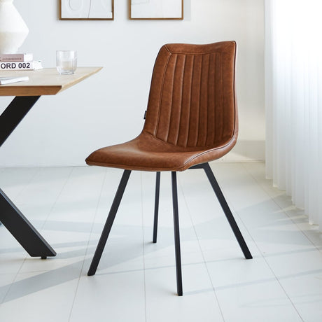 Spisestuestol Jimmy imiteret læder Dimehouse Cognac LxBxH 75x57x51 Kunstlæder Atmosfærisk foto diagonalt set forfra