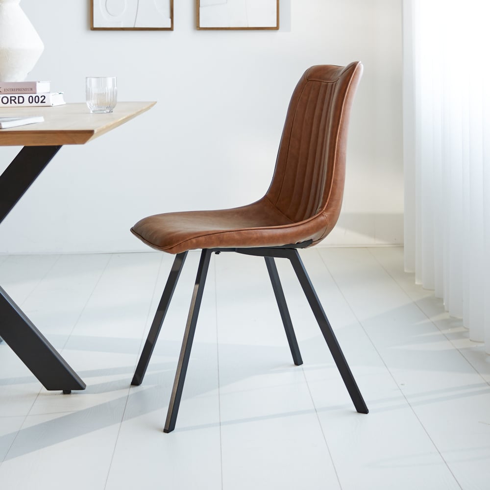 Spisestuestol Jimmy imiteret læder Dimehouse Cognac LxBxH 75x57x51 Kunstlæder Atmosfærisk foto fra siden
