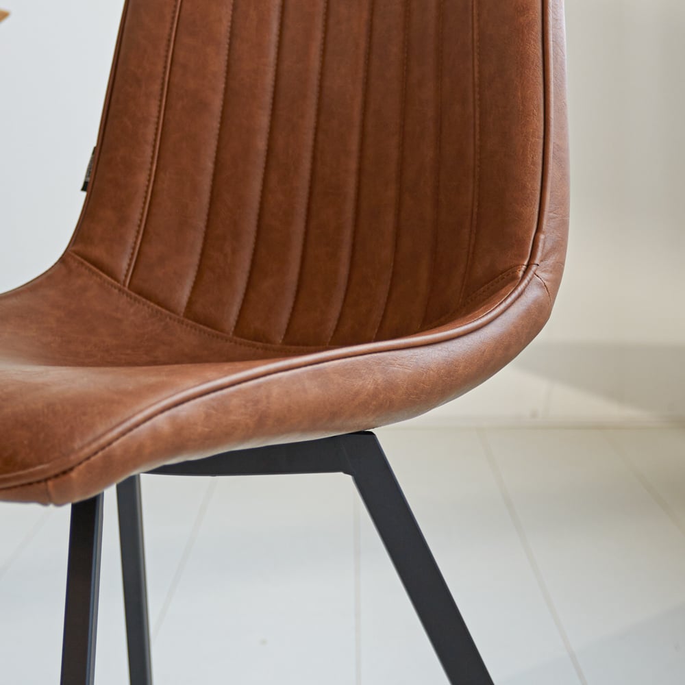 Spisestuestol Jimmy imiteret læder Dimehouse Cognac LxBxH 75x57x51 Kunstlæder Atmosfærisk fotodetalje