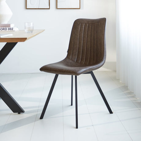 Spisestuestol Jimmy imiteret læder Dimehouse Taupe LxBxH 75x57x51 Kunstlæder Atmosfærisk foto diagonalt set forfra