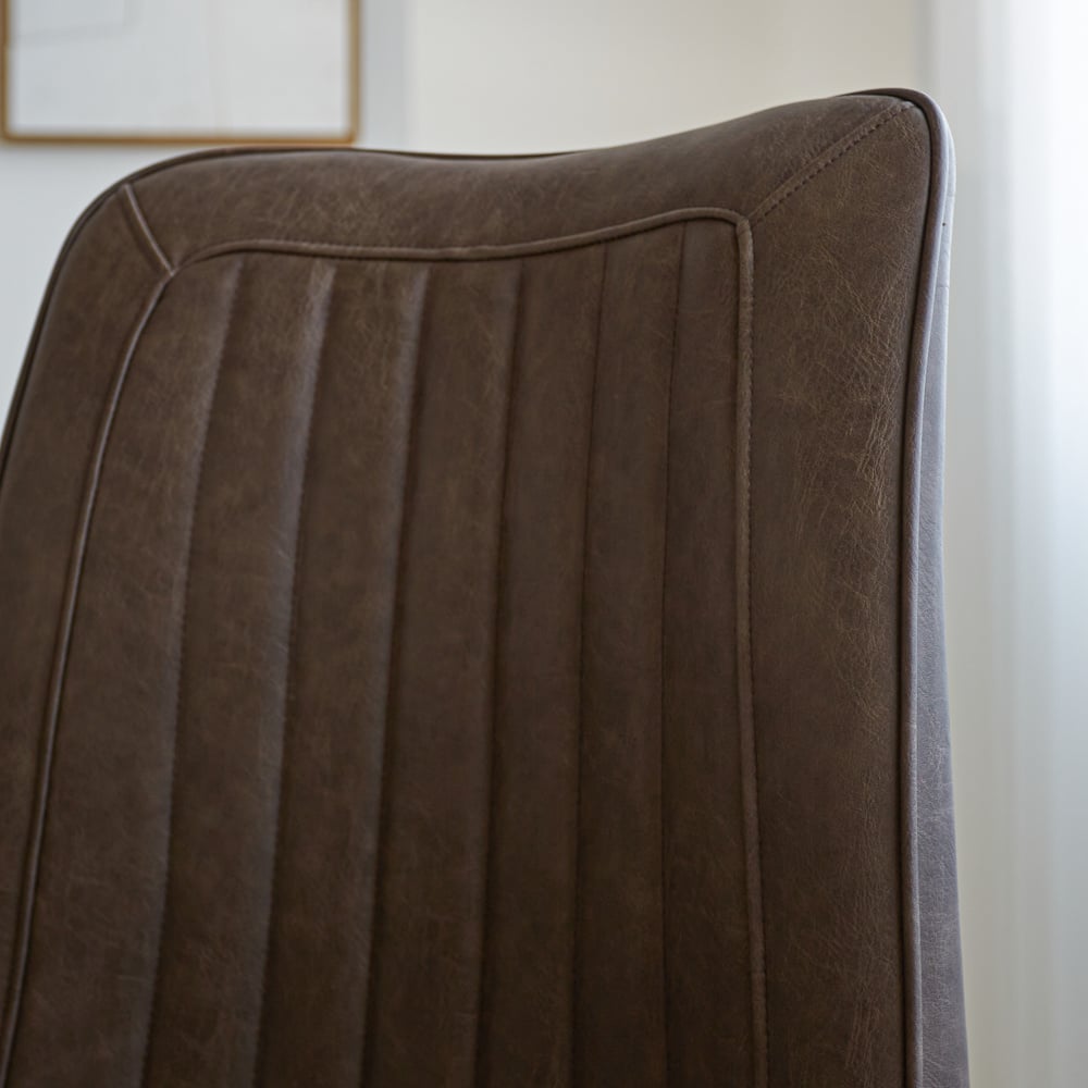 Spisestuestol Jimmy imiteret læder Dimehouse Taupe LxBxH 75x57x51 Kunstlæder Atmosfærisk fotodetalje