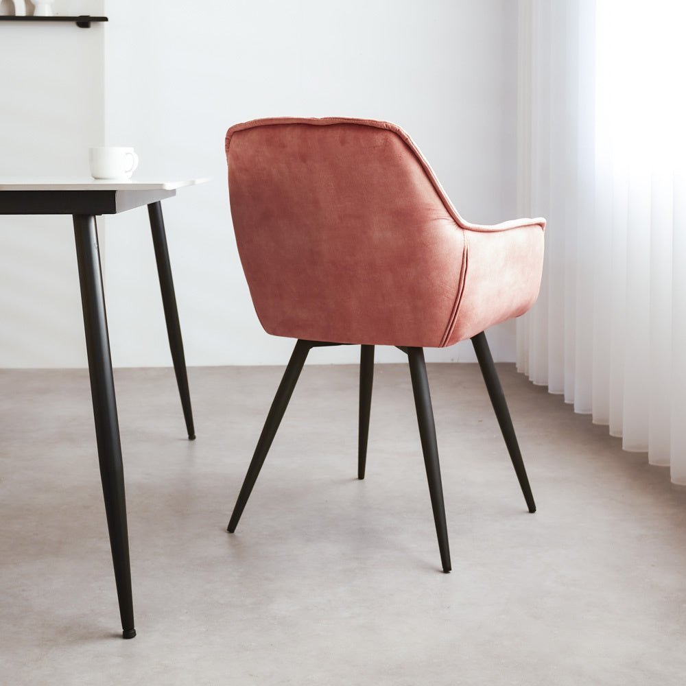 Spisestuestol Audrey Dimehouse Pink LxBxH 71x68x49 Stof Atmosfærisk foto diagonalt set bagfra