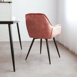 Spisestuestol Audrey Dimehouse Pink LxBxH 71x68x49 Stof Atmosfærisk foto diagonalt set bagfra