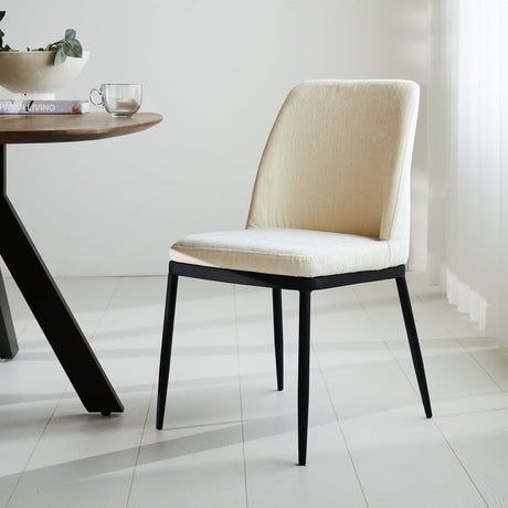 Spisestuestol Noli Chenille Dimehouse Hvid LxBxH 73x65x53 Stof Atmosfærisk foto diagonalt set forfra