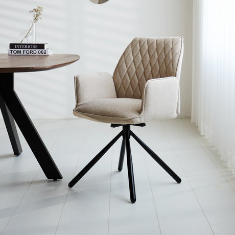 Spisestuestol Novan bouclé Dimehouse Beige LxBxH 67x59x57 Stof Atmosfærisk foto diagonalt set forfra