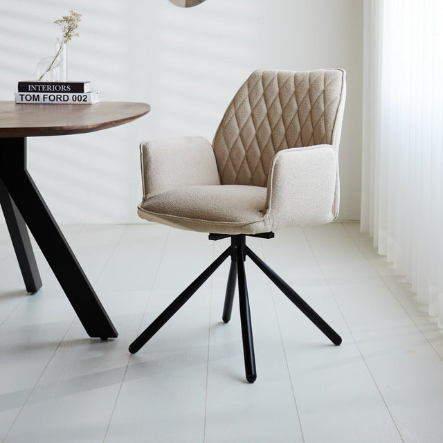 Spisestuestol Novan bouclé Dimehouse Beige LxBxH 67x59x57 Stof Atmosfærisk foto diagonalt set forfra