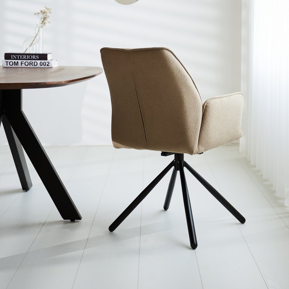 Spisestuestol Novan bouclé Dimehouse Taupe LxBxH 67x59x57 Stof Atmosfærisk foto diagonalt set bagfra