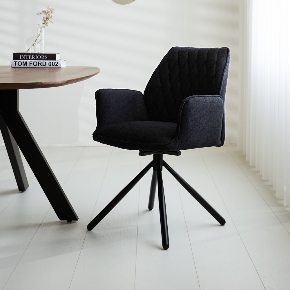 Spisestuestol Novan bouclé Dimehouse Sort LxBxH 67x59x57 Stof Atmosfærisk foto diagonalt set forfra