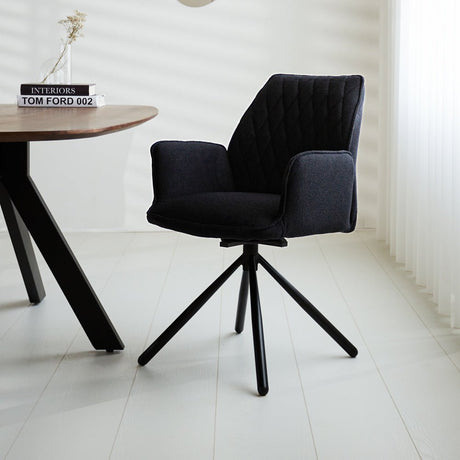 Spisestuestol Novan bouclé Dimehouse Sort LxBxH 67x59x57 Stof Atmosfærisk foto diagonalt set forfra