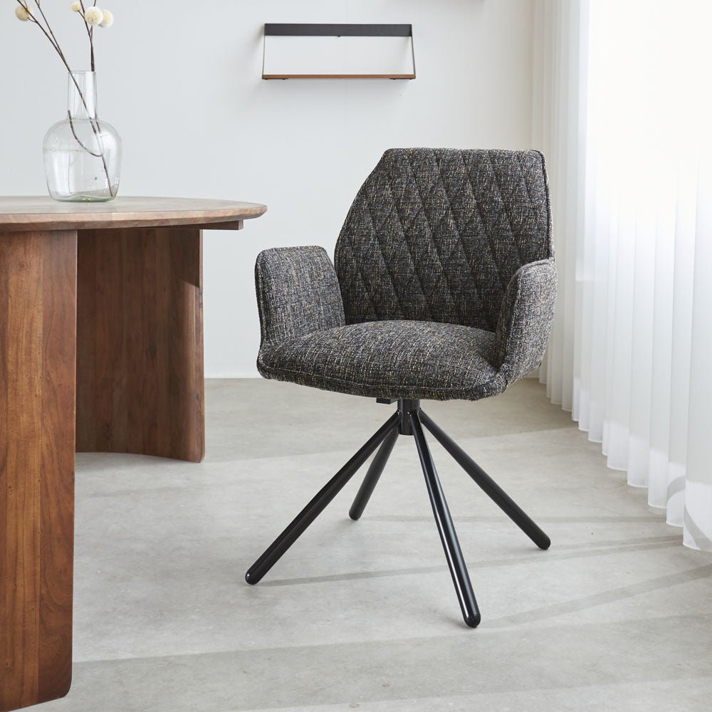 Spisestuestol Novan chenille Dimehouse Sort LxBxH 71x64x56 Stof Atmosfærisk foto diagonalt set forfra