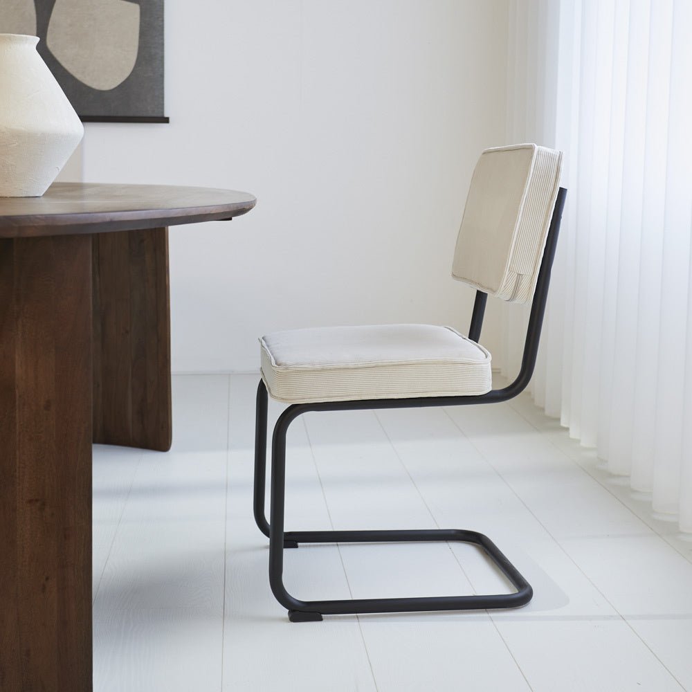 Spisestuestol Remo ribbet stof Dimehouse Beige LxBxH 56x55x52 Rib stof Atmosfærisk foto fra siden