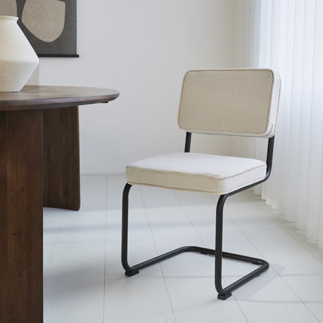 Spisestuestol Remo ribbet stof Dimehouse Beige LxBxH 56x55x52 Rib stof Atmosfærisk foto diagonalt set forfra