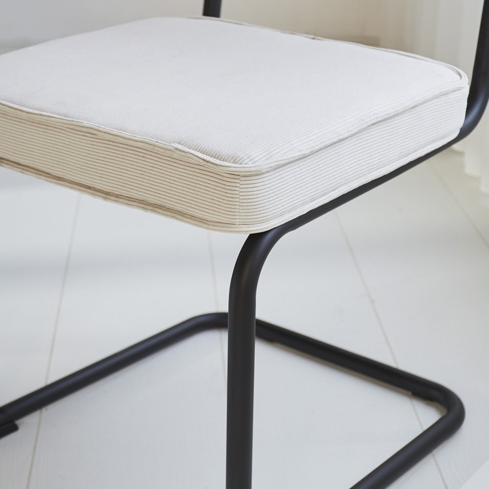 Spisestuestol Remo ribbet stof Dimehouse Beige LxBxH 56x55x52 Ribstof Atmosfærisk fotodetalje