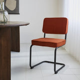 Spisestuestol Remo ribbet stof Dimehouse Rust LxBxH 56x55x52 Rib stof Atmosfærisk foto diagonalt set forfra