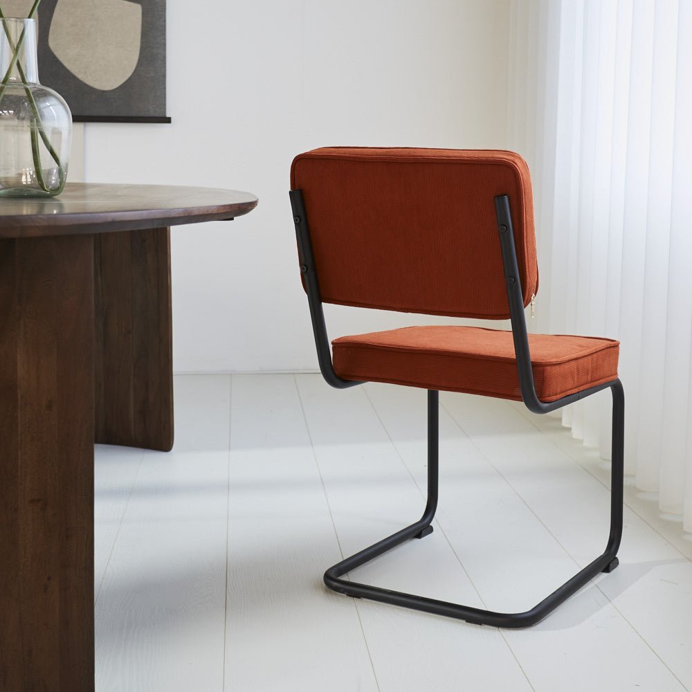 Spisestuestol Remo ribbet stof Dimehouse Rust LxBxH 56x55x52 Rib stof Atmosfærisk foto diagonalt set bagfra