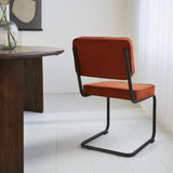 Spisestuestol Remo ribbet stof Dimehouse Rust LxBxH 56x55x52 Rib stof Atmosfærisk foto diagonalt set bagfra