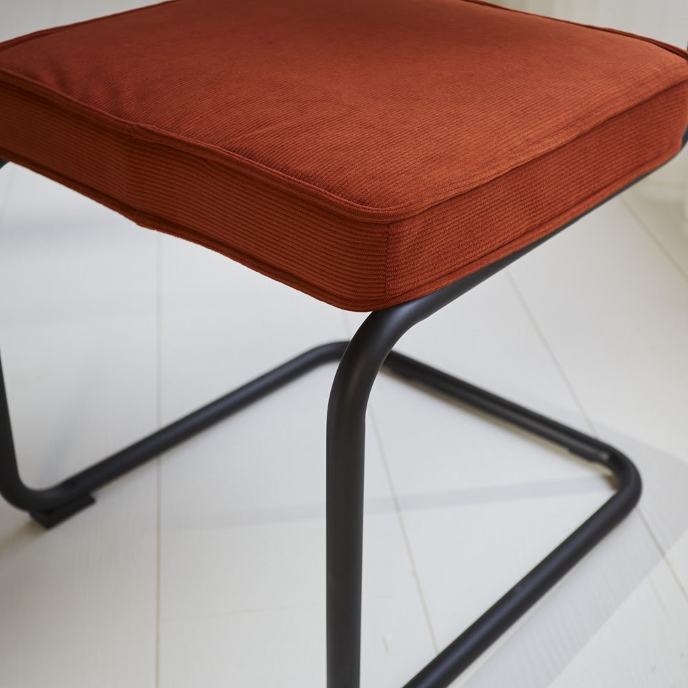Spisestuestol Remo ribbet stof Dimehouse Rust LxBxH 56x55x52 Ribstof Atmosfærisk fotodetalje