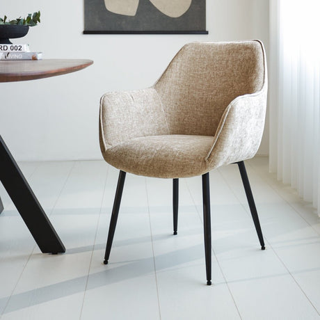 Spisestuestol Sev Dimehouse Beige LxBxH 68x62x61 Stof Atmosfærisk foto diagonalt set forfra