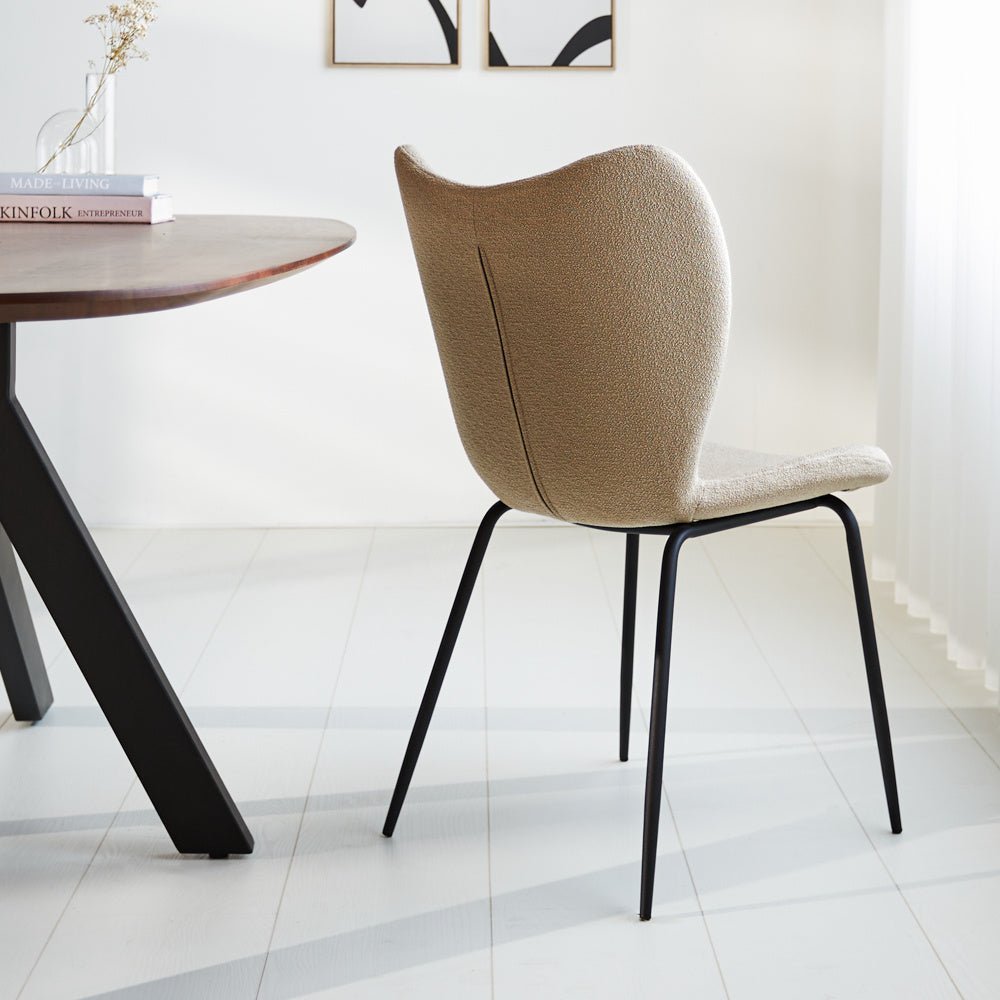 Spisestuestol Sia Dimehouse Taupe LxBxH 72x55x51 Stof Atmosfærisk foto diagonalt set bagfra