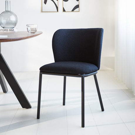 Spisestuestol Tess Dimehouse Sort LxBxH 65x62x56 Stof Atmosfærisk foto diagonalt set forfra