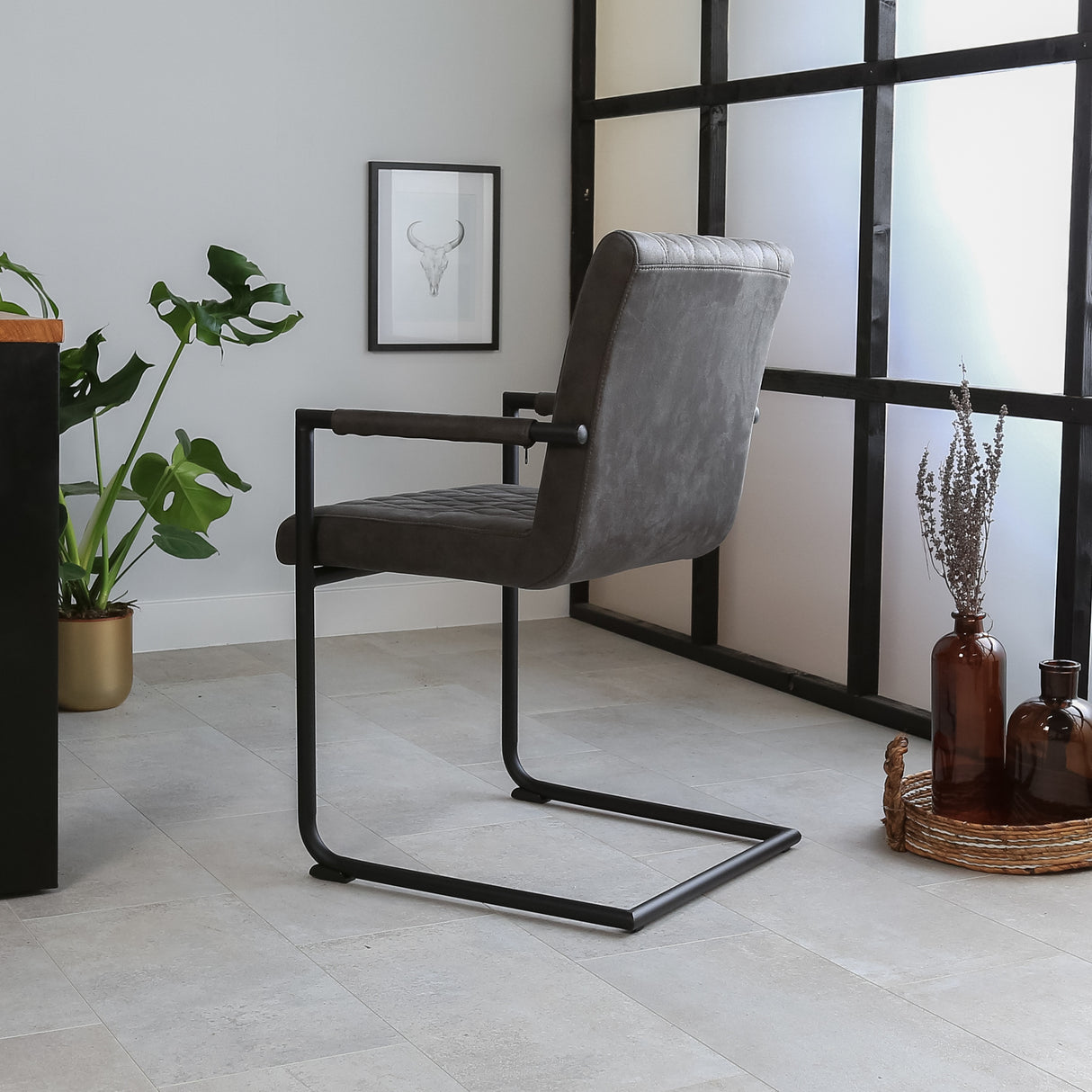Spisestuestol Dean Dimehouse Antracit LxBxH 70x58x57 Stof Atmosfærisk foto set fra siden