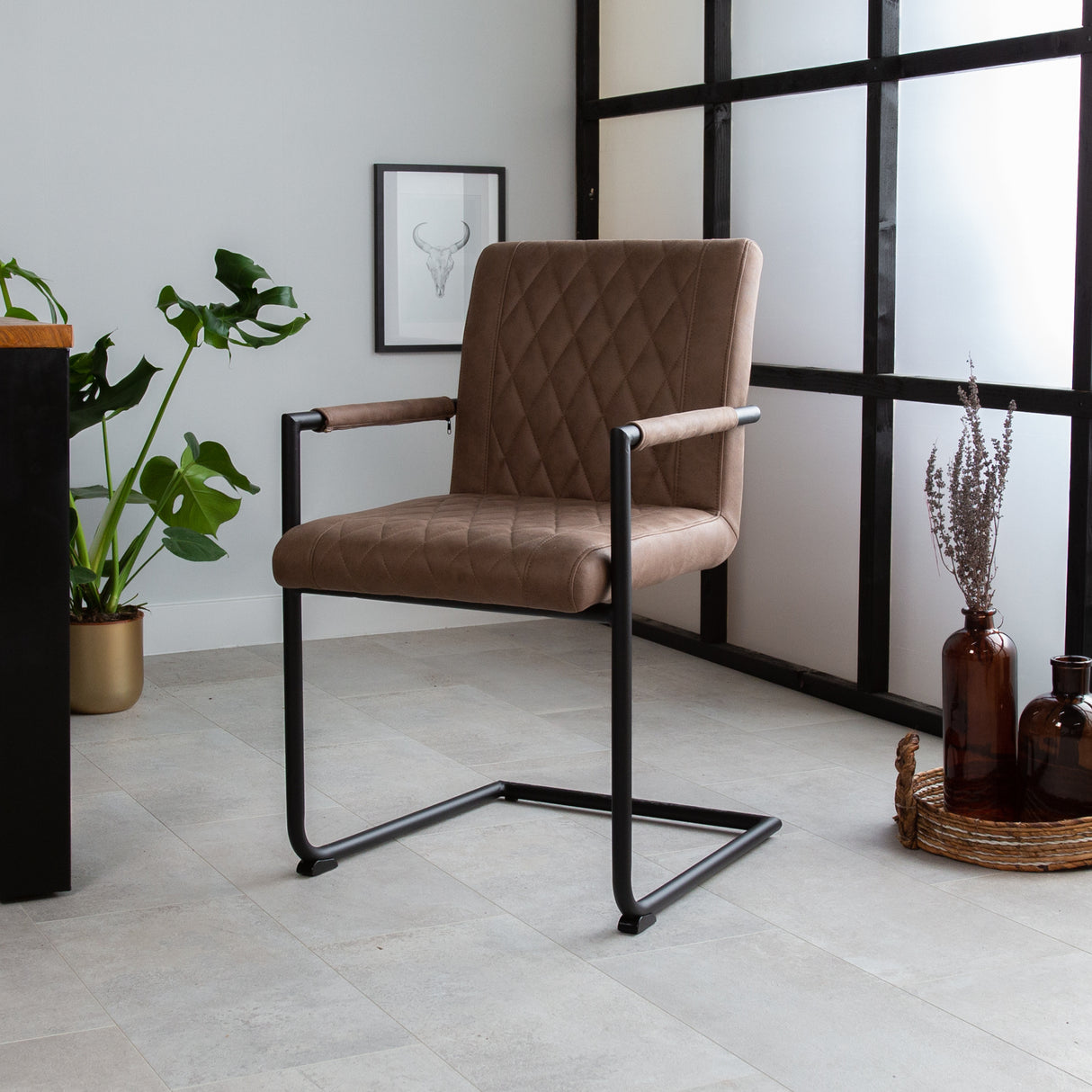 Spisestuestol Dean Dimehouse Taupe LxBxH 70x58x57 Stof Atmosfærisk foto diagonalt set forfra