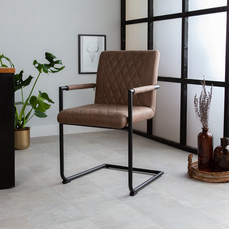 Spisestuestol Dean Dimehouse Taupe LxBxH 70x58x57 Stof Atmosfærisk foto diagonalt set forfra