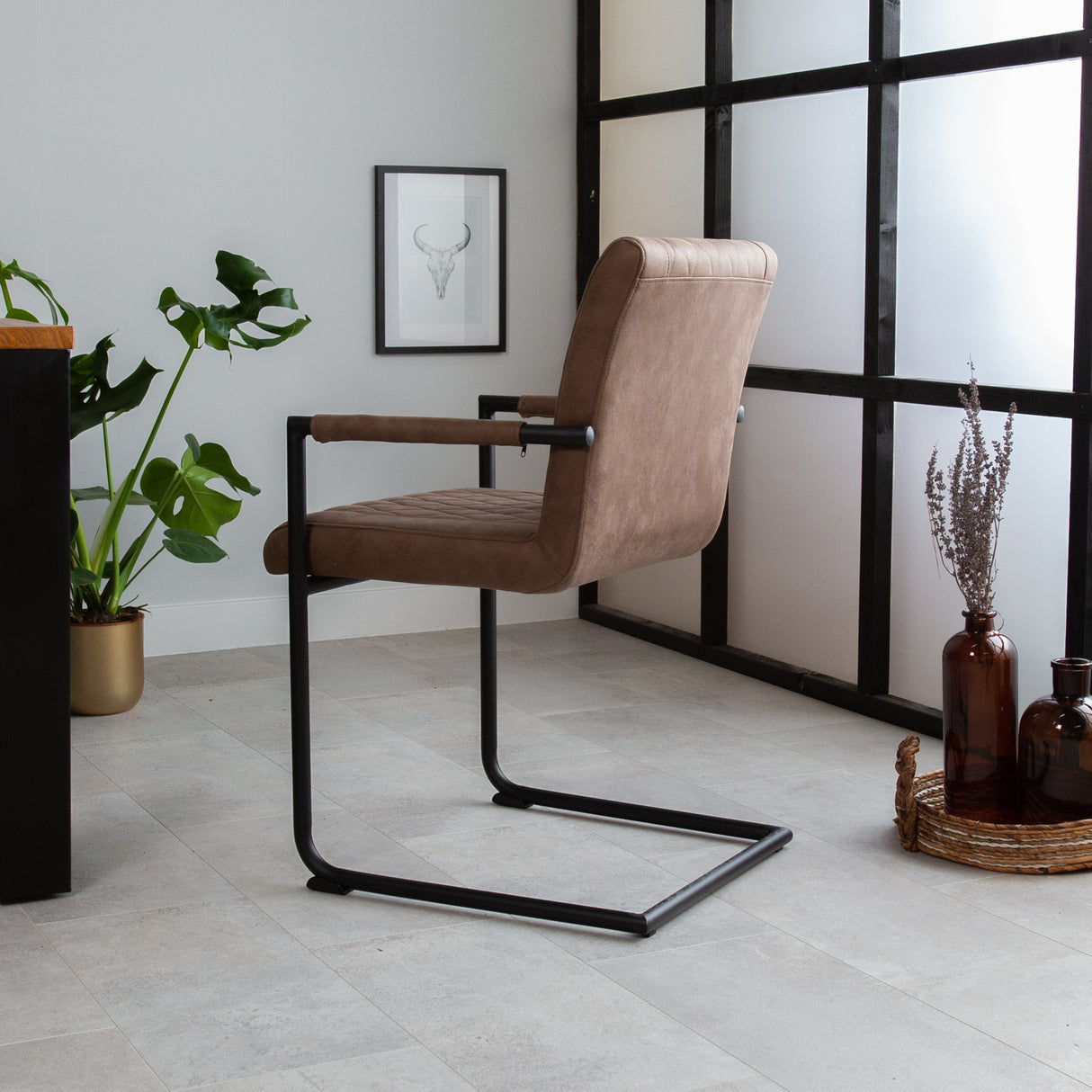 Spisestuestol Dean Dimehouse Taupe LxBxH 70x58x57 Stof Atmosfærisk foto diagonalt set bagfra