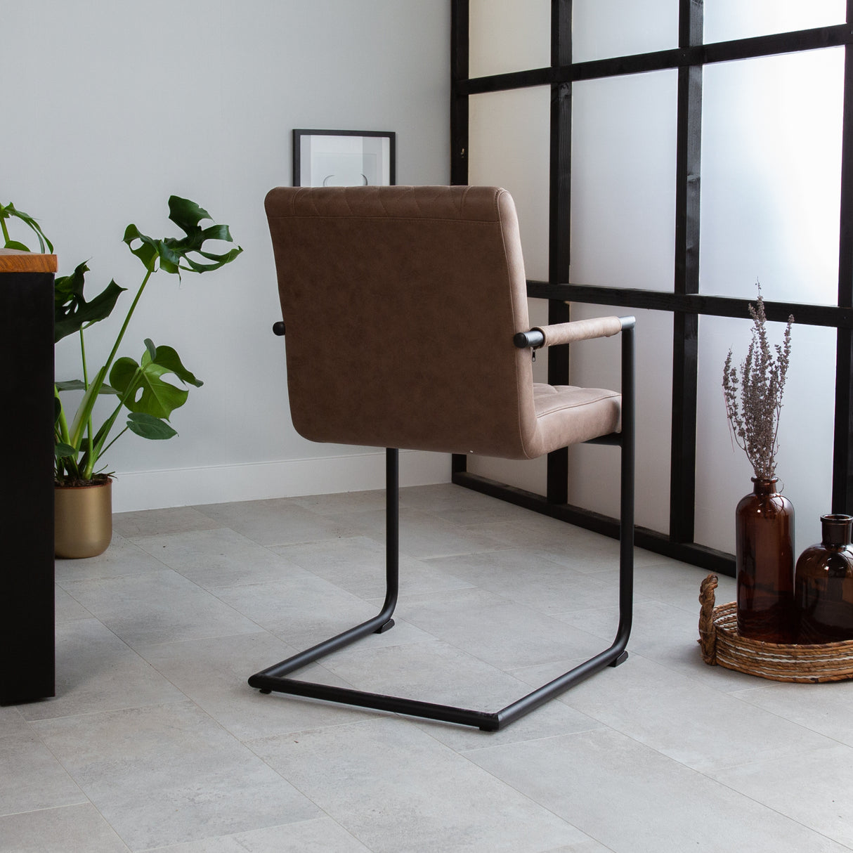 Spisestuestol Dean Dimehouse Taupe LxBxH 70x58x57 Stof Atmosfærisk foto diagonalt set bagfra