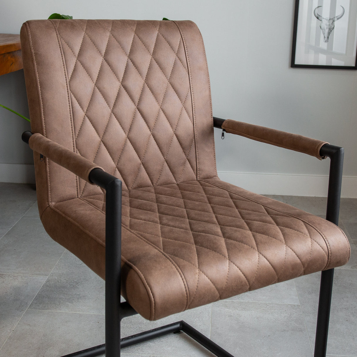 Spisestuestol Dean Dimehouse Taupe LxBxH 70x58x57 Stof Atmosfærisk fotodetalje