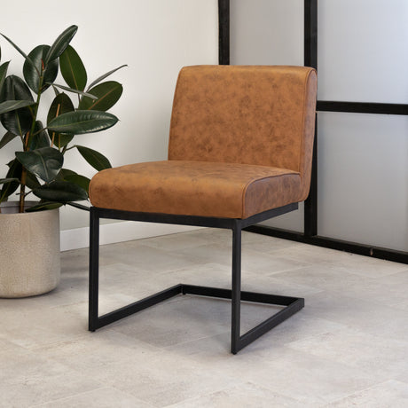 Spisestuestol Nathan Dimehouse Cognac LxBxH 75x62x56 Stof Atmosfærisk foto diagonalt set forfra