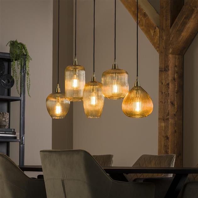Hængelampe Ella DH Interiør Ravfarvet glas LxBxH 127x48x27 Ravfarvet glas Atmosfærisk foto diagonalt set forfra
