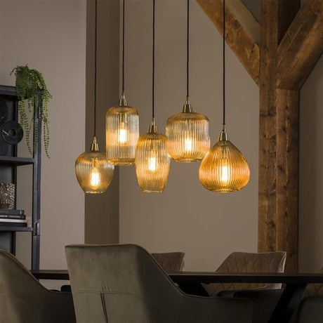 Hængelampe Ella DH Interiør Ravfarvet glas LxBxH 127x48x27 Ravfarvet glas Atmosfærisk foto diagonalt set forfra
