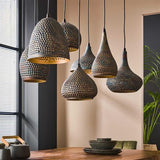 Hængelampe Kristin DH Interiør Brun LxBxH 91x45x36 Sort brun Atmosfærisk foto diagonalt set forfra