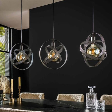 Hængelampe Yaya DH Interiør Sort LxBxH 112x43x17 Metal Atmosfærisk foto diagonalt set forfra