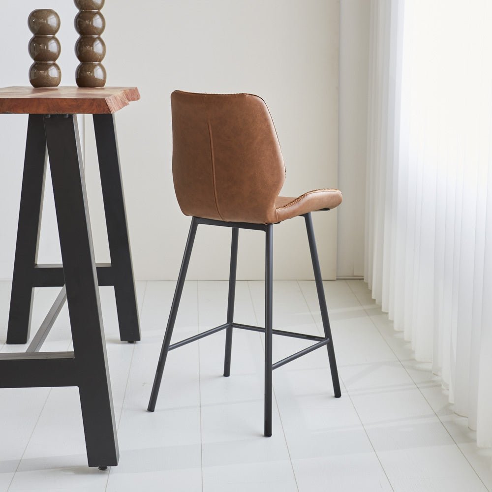 Barstol Beau kunstlæder Dimehouse Cognac LxBxH 84x54x52 Kunstlæder Atmosfærisk foto diagonalt set bagfra