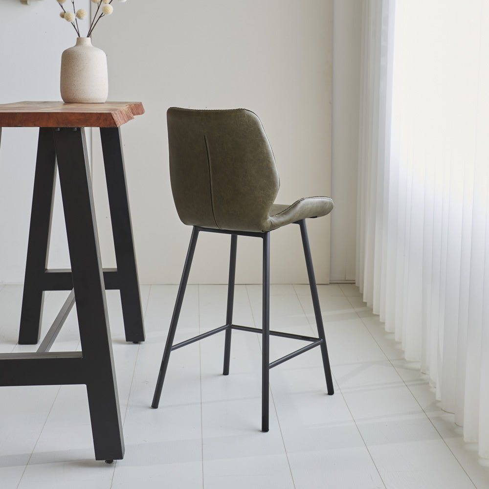 Barstol Beau kunstlæder Dimehouse Grøn LxBxH 84x54x52 Kunstlæder Atmosfærisk foto diagonalt set bagfra