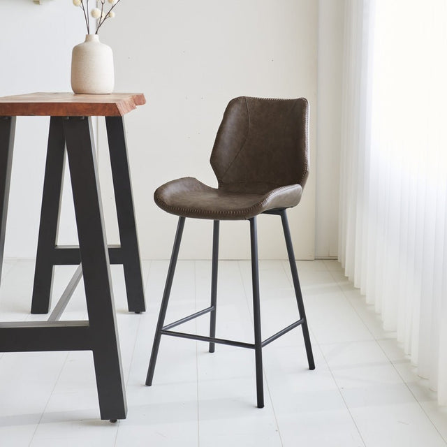 Barstol Beau kunstlæder Dimehouse Taupe LxBxH 84x54x52 Kunstlæder Atmosfærisk foto diagonalt set forfra