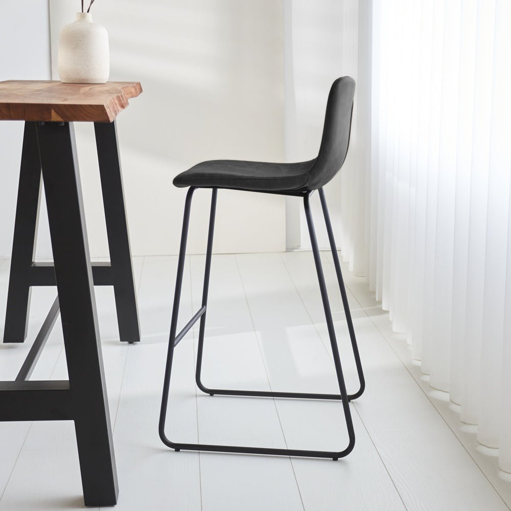 Barstol Brentt Dimehouse Antracit LxBxH 84x60x49 mikrofiber Atmosfærisk foto set fra siden